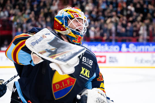 Djurgårdens målvakt Carl Lindbom jublar