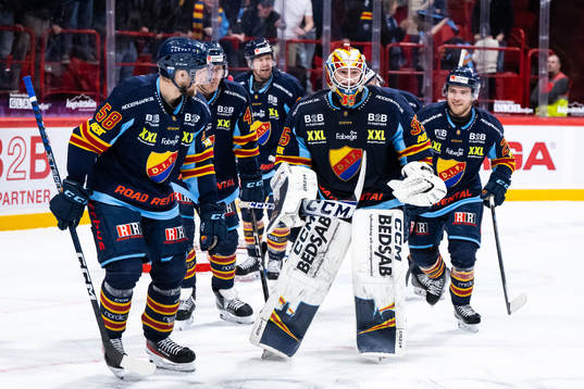 Djurgårdens målvakt Carl Lindbom jublar med lagkamrater