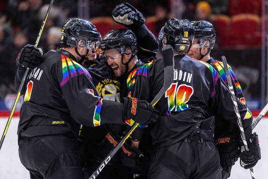 Brynäs Niklas Friman, Oula Palve och Anton Rödin jublar