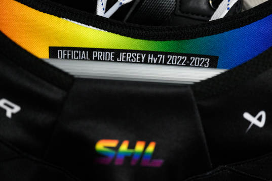 Matchtröja med texten "official pride jersey Hv71