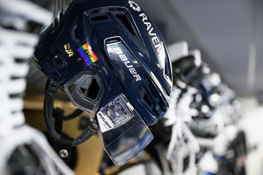 Hjälm med regnbågsfärgad SHL-logo i omklädningsrummet