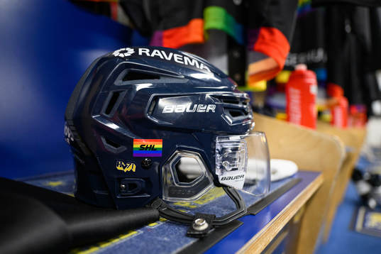 Hjälm med regnbågsfärgad SHL-logo i omklädningsrummet