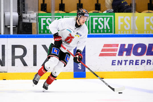 Örebros Rodrigo Abols värmer upp innan ishockeymatchen i