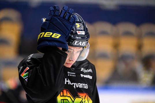 HV71s Victor Sjöholm värmer upp innan ishockeymatchen i
