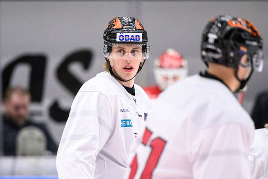 Örebros Niklas Nilsson värmer upp innan ishockeymatchen i