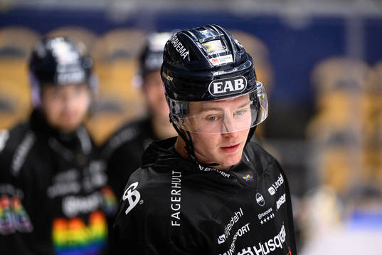 HV71s Victor Sjöholm värmer upp innan ishockeymatchen i
