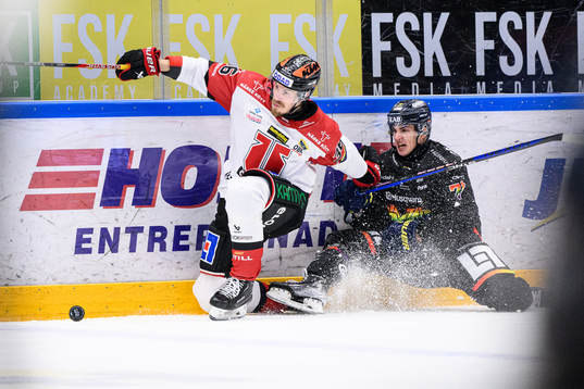 Örebros Emil Larsson och HV71s Herman Hansson