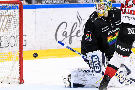 Pucken går i stolpen bakom HV71s målvakt Joni Ortio