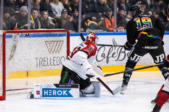 HV71s Sam Vigneault gör 1-1 bakom Örebros målvakt Jonas