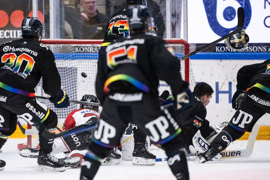 Örebros Milton Oscarson faller över HV71s målvakt Joni