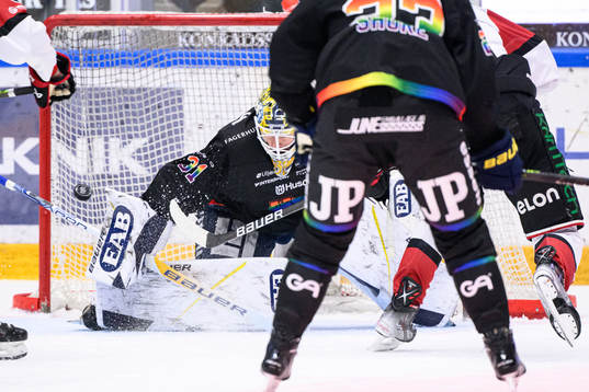 HV71s målvakt Joni Ortio räddar skott från Örebros