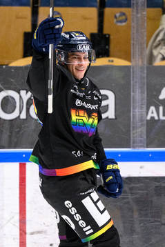 HV71s André Petersson jublar