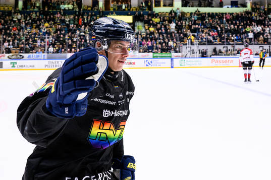 HV71s André Petersson jublar