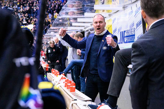 HV71s tränare Johan Lindbom jublar