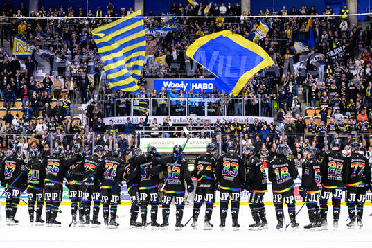 HV71s spelare jublar med publiken