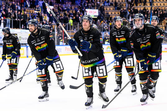 HV71s André Petersson tackar publiken