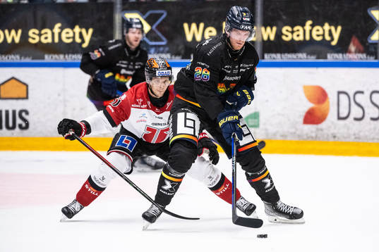 Örebros Kristian Näkyvä och HV71s Joonas Nättinen