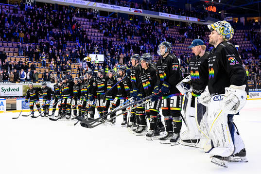 HV71s spelare jublar med publiken