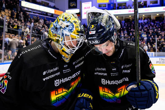 HV71s målvakt Joni Ortio och Nicholas Shore jublar