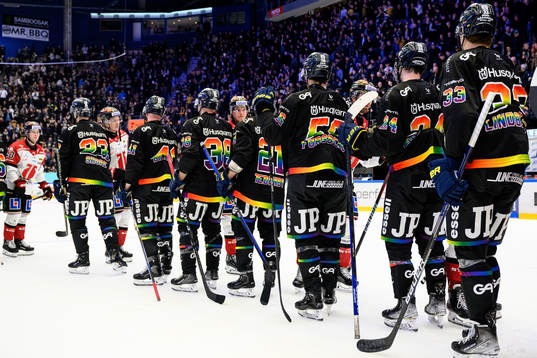 Spelarna tackar varandra