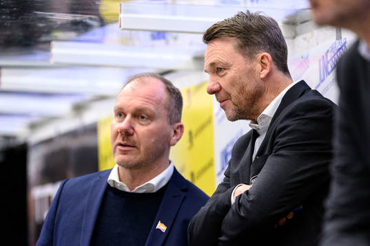HV71s tränare Johan Lindbom och assisterande tränare