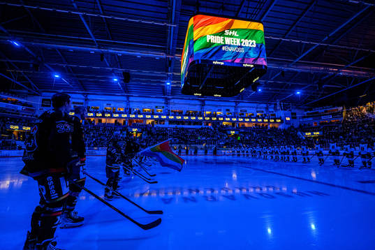 Prideflagga på mediakuben vid lineup innan ishockeymatchen