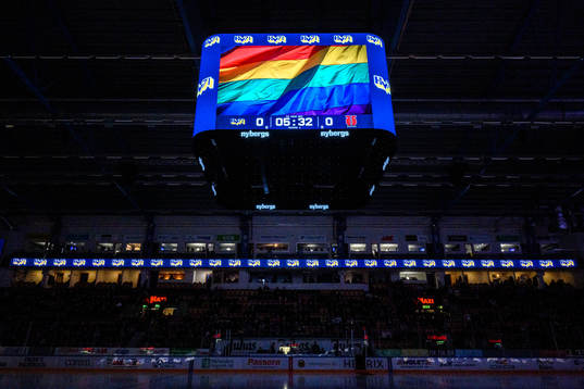 Prideflagga på mediakuben innan ishockeymatchen i SHL
