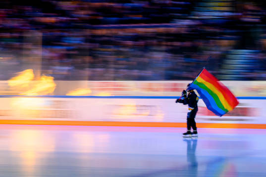 Juniorer åker in på isen med prideflaggor innan