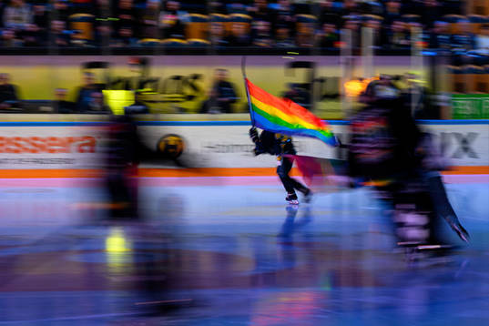 Juniorer åker in på isen med prideflaggor innan