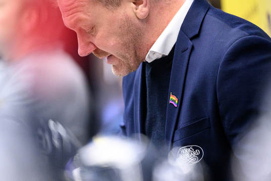 HV71s tränare Johan Lindbom med en pin med prideflaggan