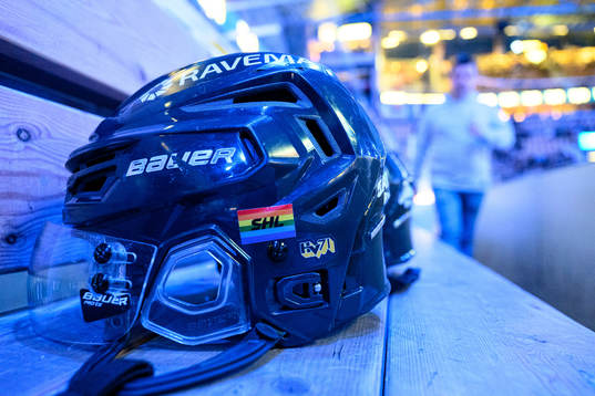 En hjälm med prideflagga innan ishockeymatchen i SHL