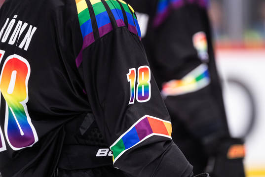 Brynäs tröjor i pridefärger