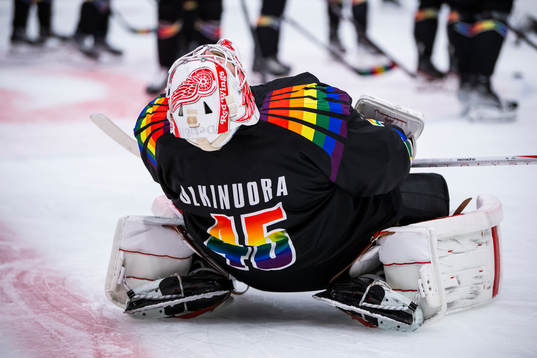 Brynäs målvakt Jussi Olkinuora med matchtröja i