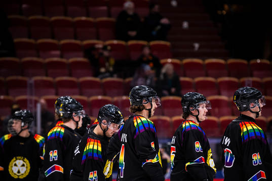 Brynäs spelare med matchtröja i regnbågens färger