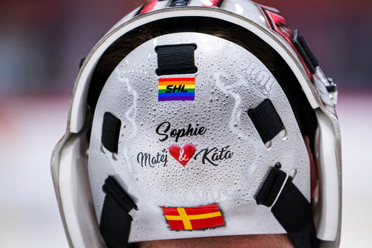 Hjälm med regnbågsfärgad SHL-logo tillhörande Malmö