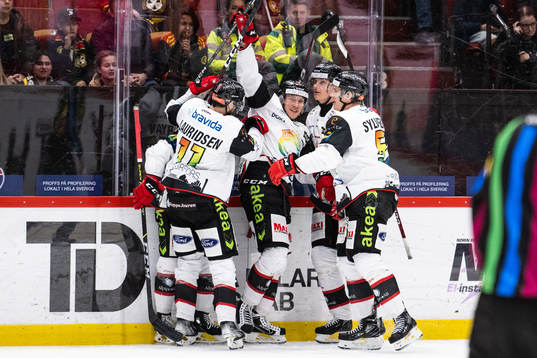 Malmö Redhawks Marcus Sylvegård jublar med lagkamrater