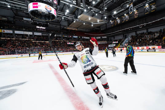 Malmö Redhawks Marcus Sylvegård jublar