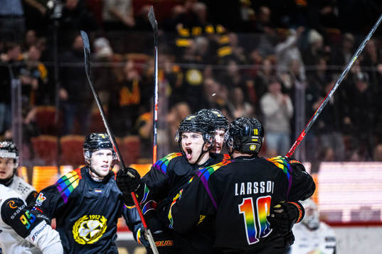 Brynäs Dmytro Timashov jublar med lagkamrater