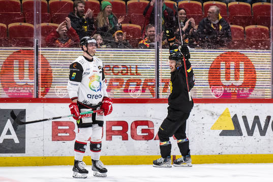Brynäs Jacob Blomqvist jublar och Malmö Redhawks Kim