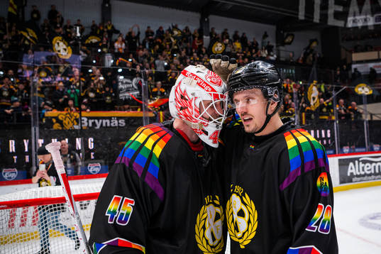 Brynäs målvakt Jussi Olkinuora och Johannes Kinnvall