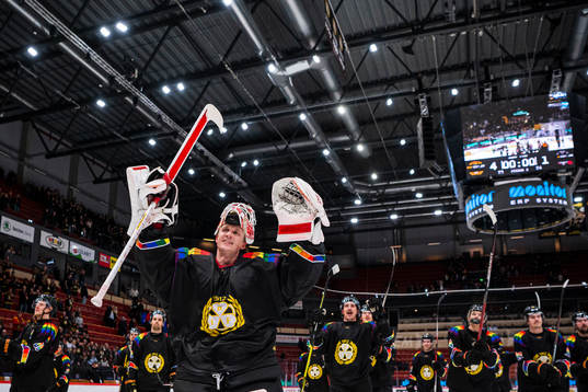 Brynäs målvakt Jussi Olkinuora jublar med lagkamrater