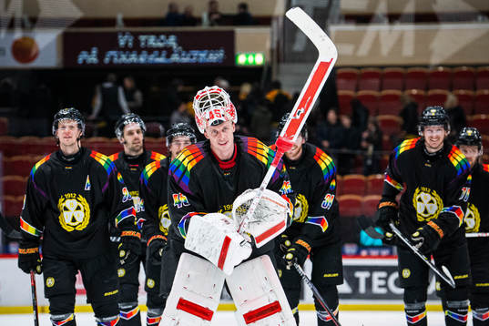 Brynäs målvakt Jussi Olkinuora jublar med lagkamrater
