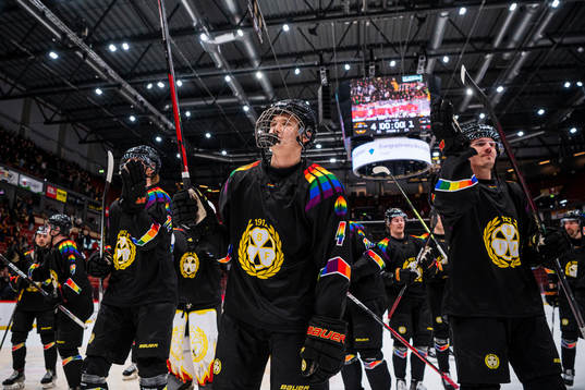 Brynäs Theo Lindstein jublar med lagkamrater