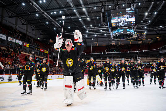 Brynäs målvakt Jussi Olkinuora jublar med lagkamrater