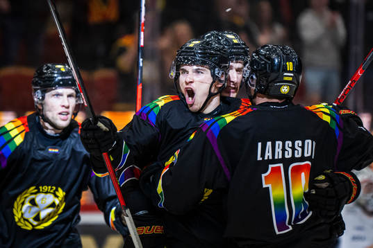 Brynäs Dmytro Timashov jublar med lagkamrater