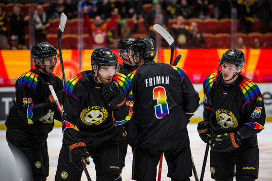 Brynäs Oscar Eklind jublar med lagkamrater