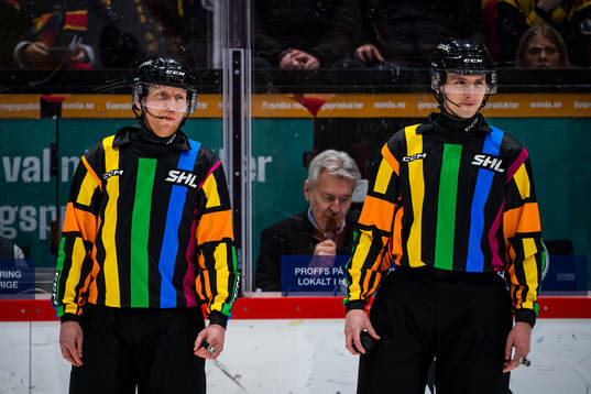 SHL domare med regnbågströjor