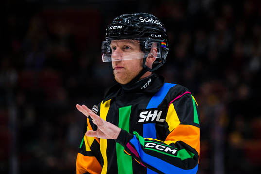 En SHL domare med regnbågströja