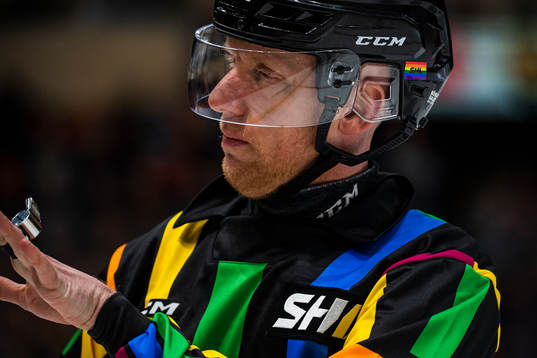 En SHL domare med regnbågströja