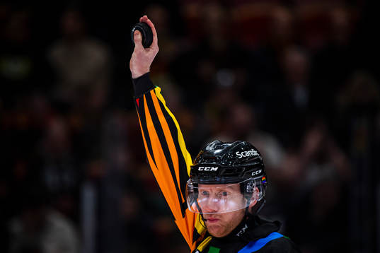 En SHL domare med regnbågströja